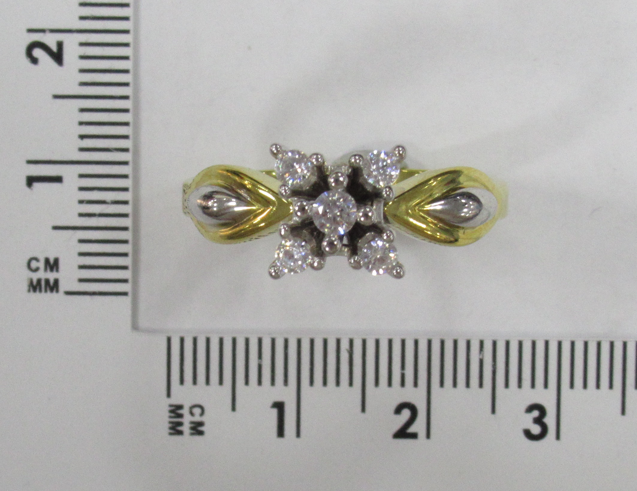Серебряное кольцо 925 пробы; вставки 5 Фианит бесцв.;